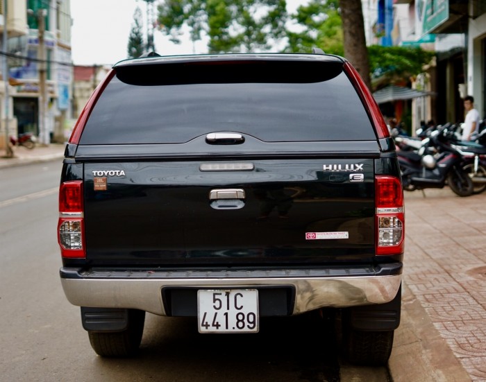 Bán xe Toyota Hilux 2.5E 4x2 MT năm sản xuất 2014, màu đen, xe nhập