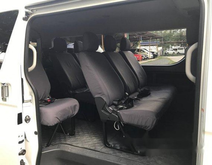 Bán Toyota Hiace 3.0 máy dầu 2017 nhập nhật màu trắng còn rất mới.