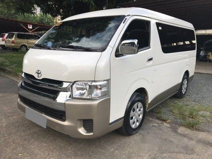 Bán Toyota Hiace 3.0 máy dầu 2017 nhập nhật màu trắng còn rất mới.