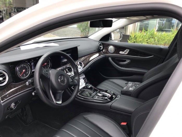 Bán Mercedes E250 sản xuất 2017, màu trắng đã qua sử dụng,chạy 4000km.