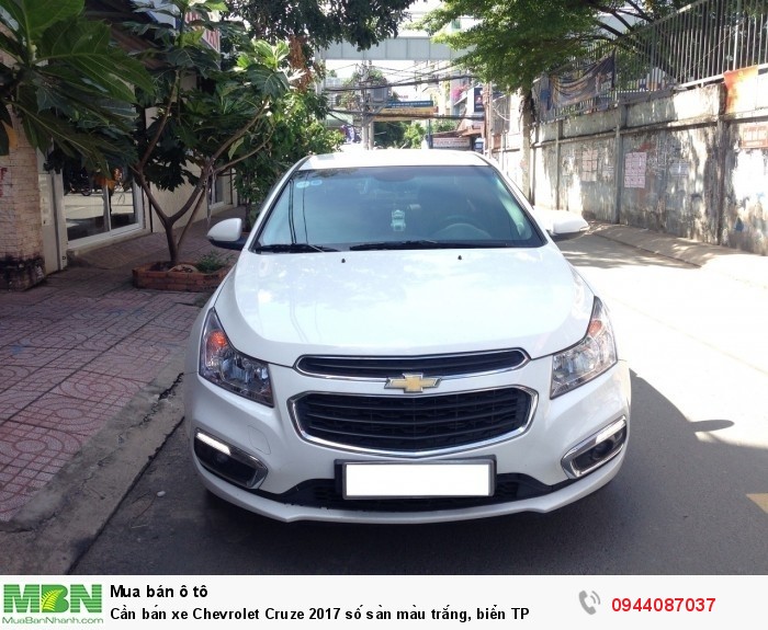 Cần bán xe Chevrolet Cruze 2017 số sàn màu trắng, biển TP