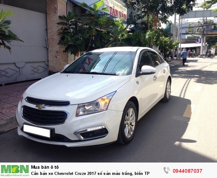 Cần bán xe Chevrolet Cruze 2017 số sàn màu trắng, biển TP