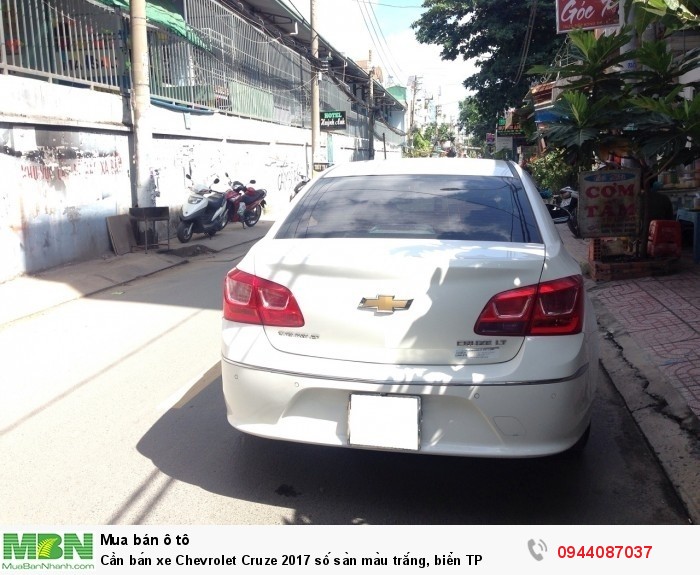 Cần bán xe Chevrolet Cruze 2017 số sàn màu trắng, biển TP