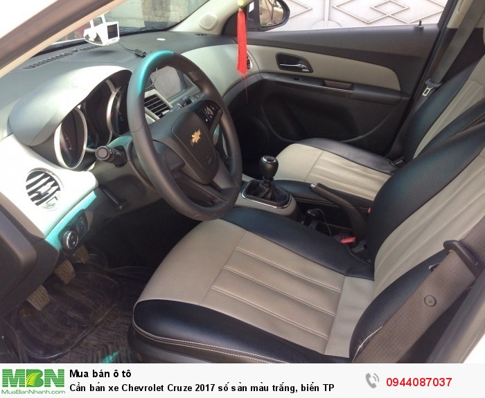 Cần bán xe Chevrolet Cruze 2017 số sàn màu trắng, biển TP