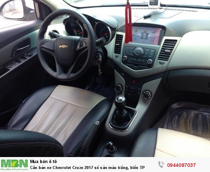 Cần bán xe Chevrolet Cruze 2017 số sàn màu trắng, biển TP