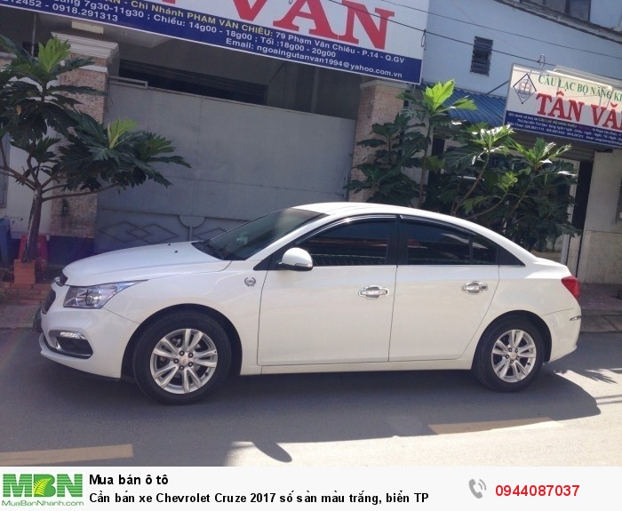 Cần bán xe Chevrolet Cruze 2017 số sàn màu trắng, biển TP