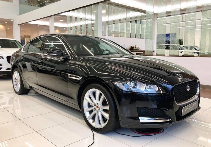 Jaguar XF sản xuất 2016, màu đen, xe nhập