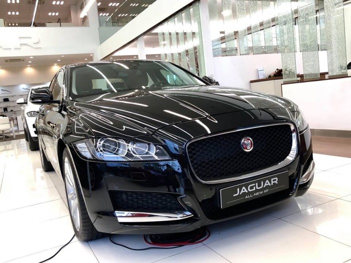 Jaguar XF sản xuất 2016, màu đen, xe nhập