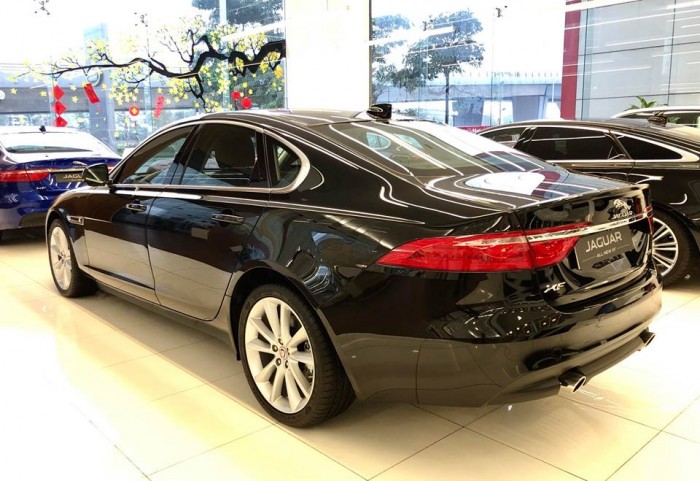 Jaguar XF sản xuất 2016, màu đen, xe nhập