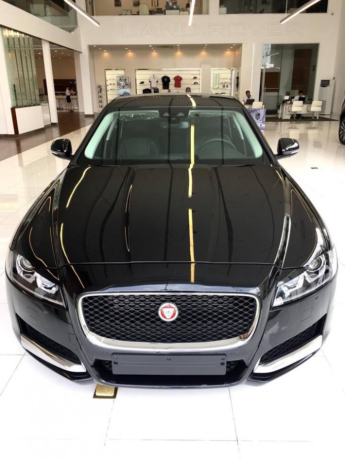 Jaguar XF sản xuất 2016, màu đen, xe nhập