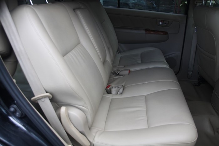 Toyota Fortuner màu đen zin đẹp leng keng, 2 cầu, máy xăng, số tự động, sản xuất và đăng kí 2010.