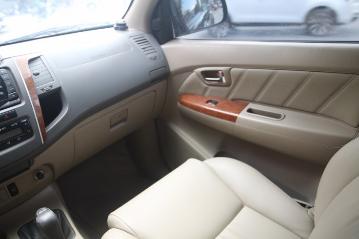 Toyota Fortuner màu đen zin đẹp leng keng, 2 cầu, máy xăng, số tự động, sản xuất và đăng kí 2010.