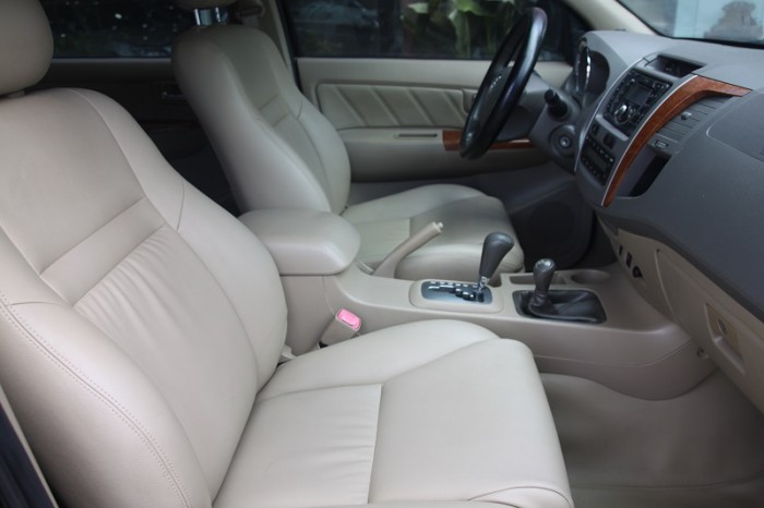 Toyota Fortuner màu đen zin đẹp leng keng, 2 cầu, máy xăng, số tự động, sản xuất và đăng kí 2010.
