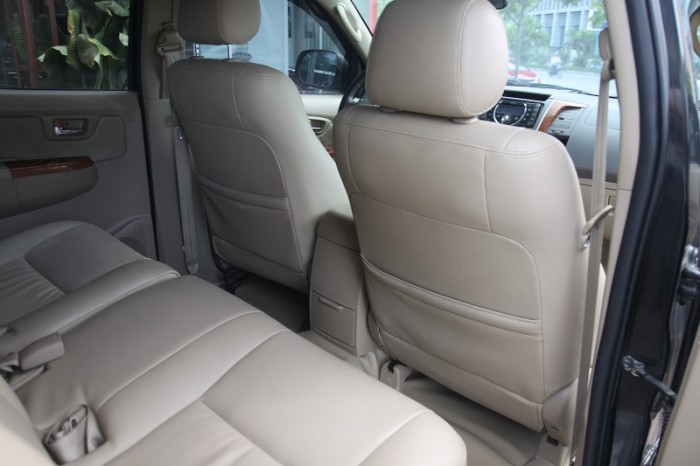 Toyota Fortuner màu đen zin đẹp leng keng, 2 cầu, máy xăng, số tự động, sản xuất và đăng kí 2010.