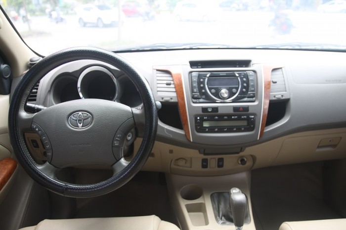Toyota Fortuner màu đen zin đẹp leng keng, 2 cầu, máy xăng, số tự động, sản xuất và đăng kí 2010.