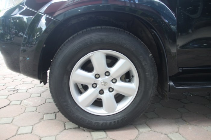 Toyota Fortuner màu đen zin đẹp leng keng, 2 cầu, máy xăng, số tự động, sản xuất và đăng kí 2010.