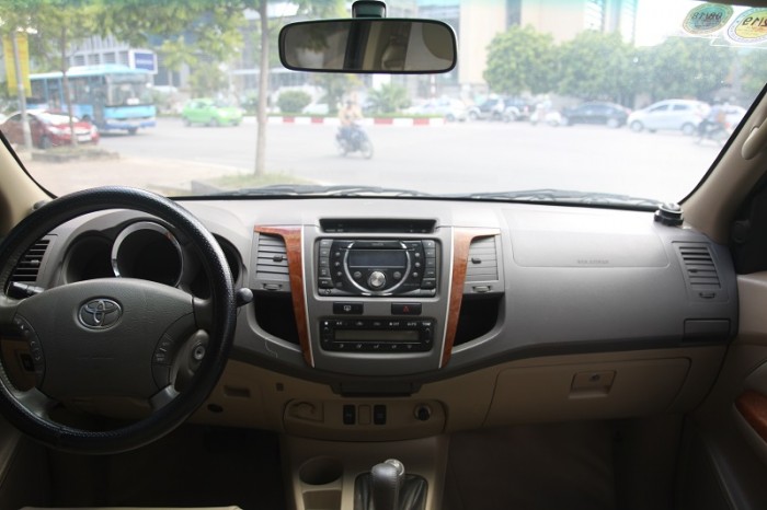 Toyota Fortuner màu đen zin đẹp leng keng, 2 cầu, máy xăng, số tự động, sản xuất và đăng kí 2010.