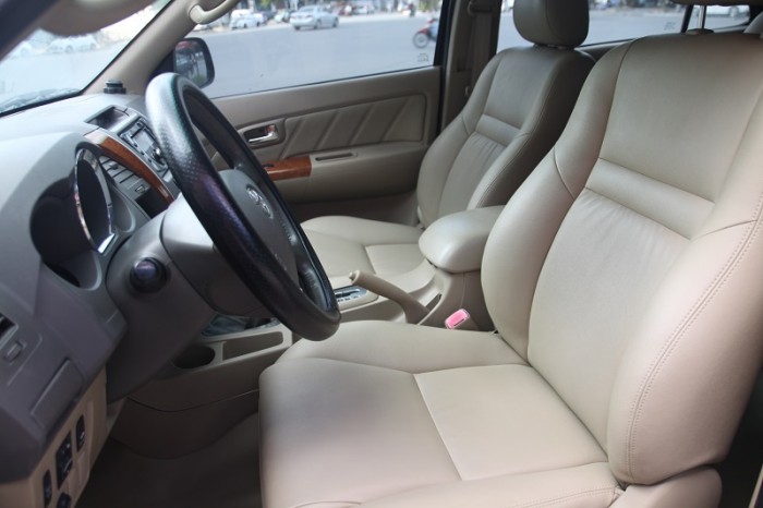 Toyota Fortuner màu đen zin đẹp leng keng, 2 cầu, máy xăng, số tự động, sản xuất và đăng kí 2010.
