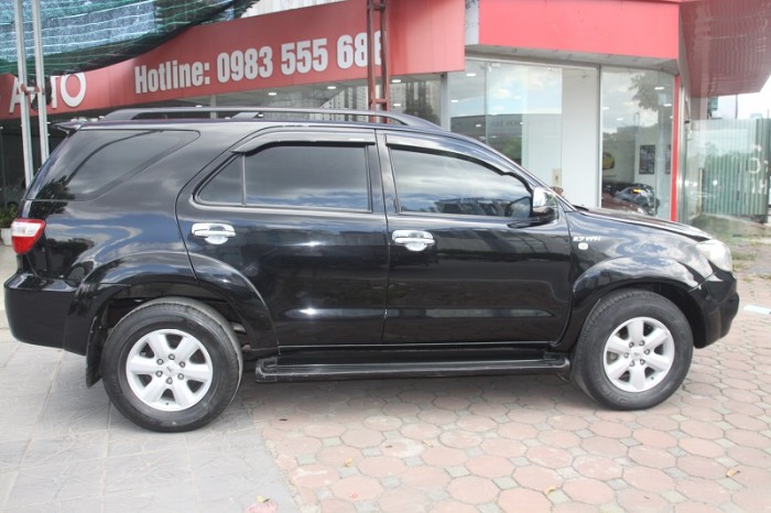 Toyota Fortuner màu đen zin đẹp leng keng, 2 cầu, máy xăng, số tự động, sản xuất và đăng kí 2010.