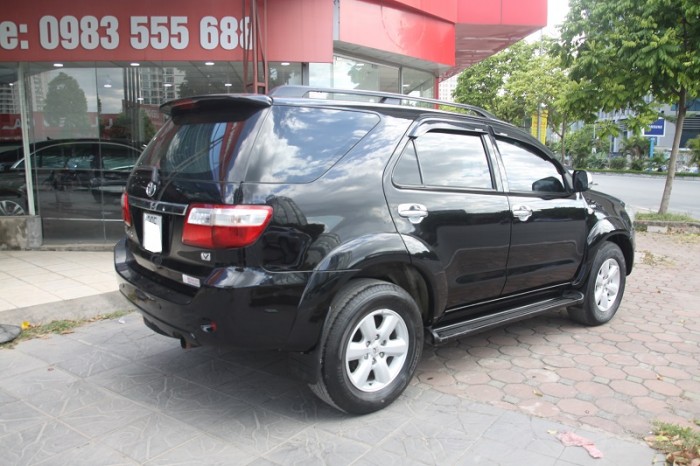 Toyota Fortuner màu đen zin đẹp leng keng, 2 cầu, máy xăng, số tự động, sản xuất và đăng kí 2010.
