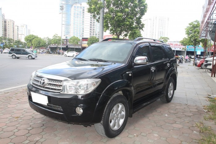 Toyota Fortuner màu đen zin đẹp leng keng, 2 cầu, máy xăng, số tự động, sản xuất và đăng kí 2010.