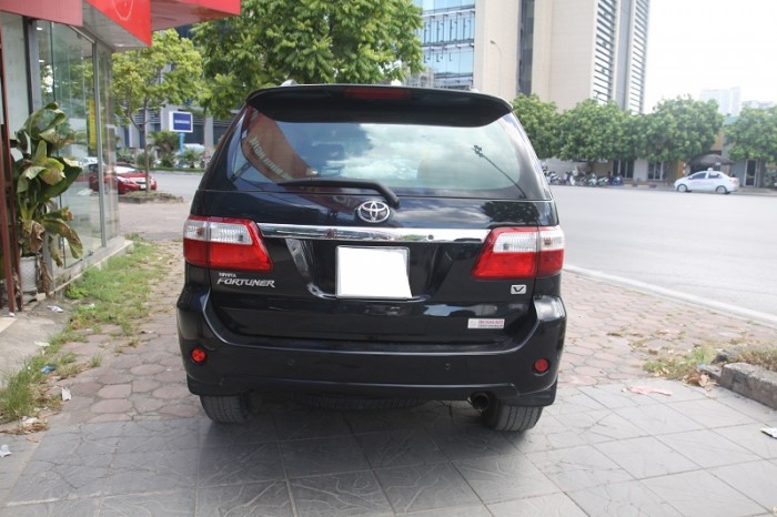 Toyota Fortuner màu đen zin đẹp leng keng, 2 cầu, máy xăng, số tự động, sản xuất và đăng kí 2010.