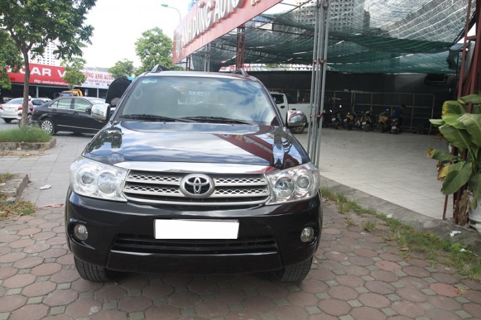 Toyota Fortuner màu đen zin đẹp leng keng, 2 cầu, máy xăng, số tự động, sản xuất và đăng kí 2010.