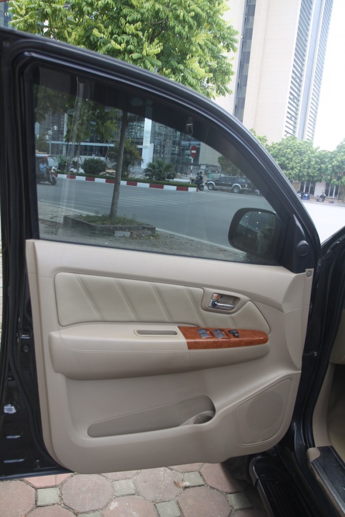 Toyota Fortuner màu đen zin đẹp leng keng, 2 cầu, máy xăng, số tự động, sản xuất và đăng kí 2010.