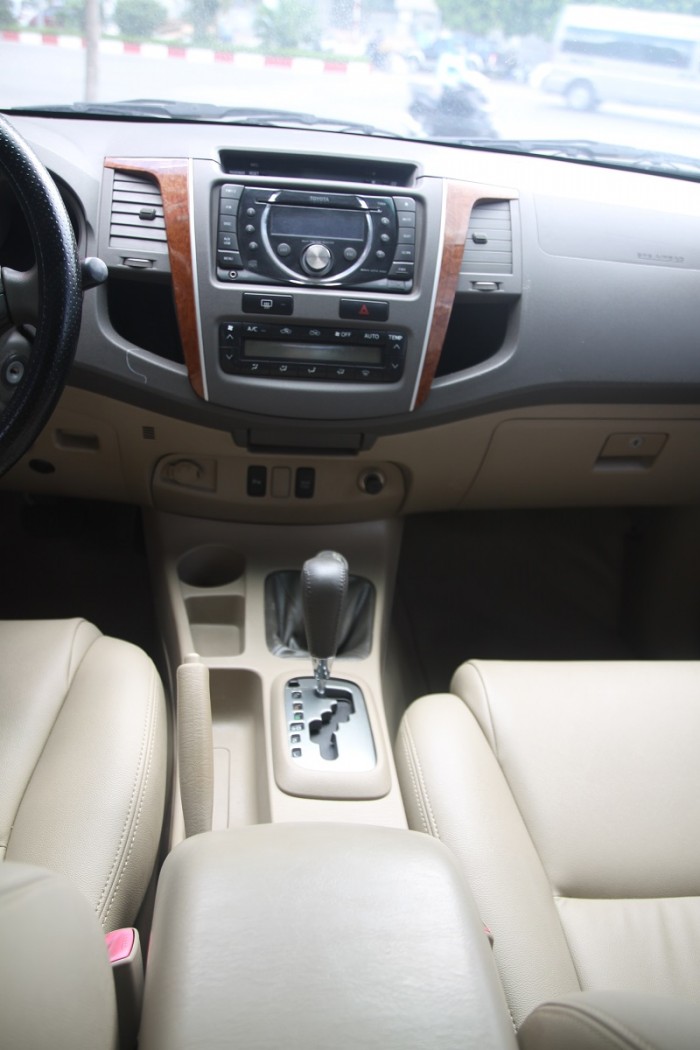 Toyota Fortuner màu đen zin đẹp leng keng, 2 cầu, máy xăng, số tự động, sản xuất và đăng kí 2010.