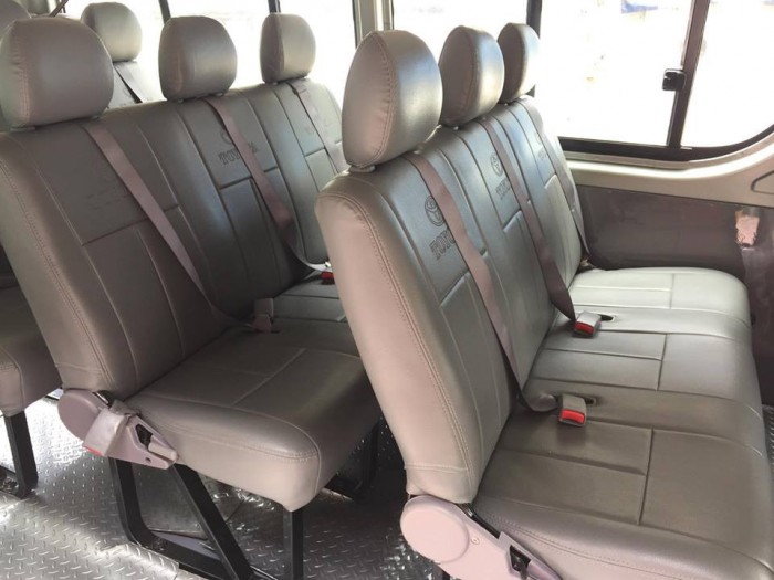 Cần bán xe Toyota Hiace 2009 số sàn máy xăng màu bạc xe đang sử dụng