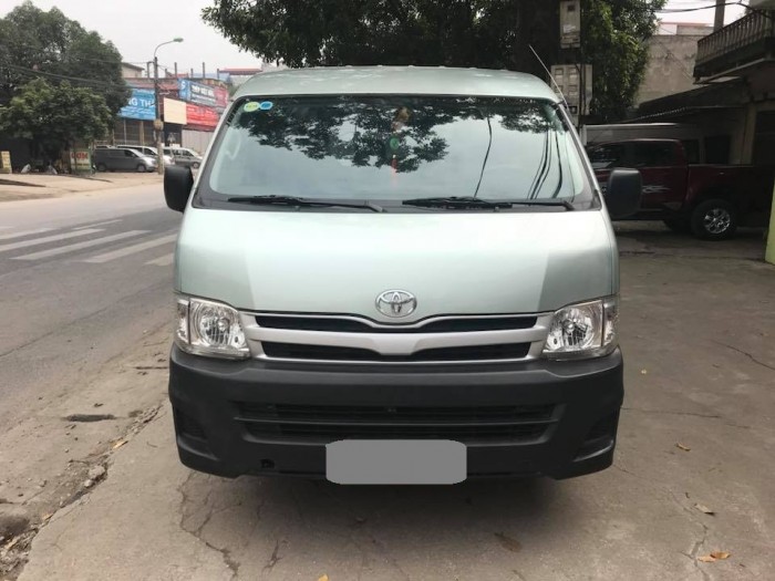 Cần bán xe Toyota Hiace 2009 số sàn máy xăng màu bạc xe đang sử dụng