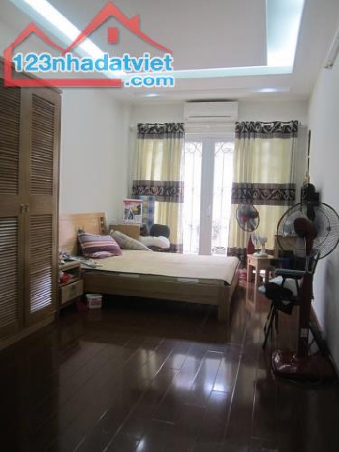 Bán nhà riêng 3 mặt thoáng phố Nguyễn Ngọc Vũ 45m2 , 5 tầng, giá 4,3 tỷ.