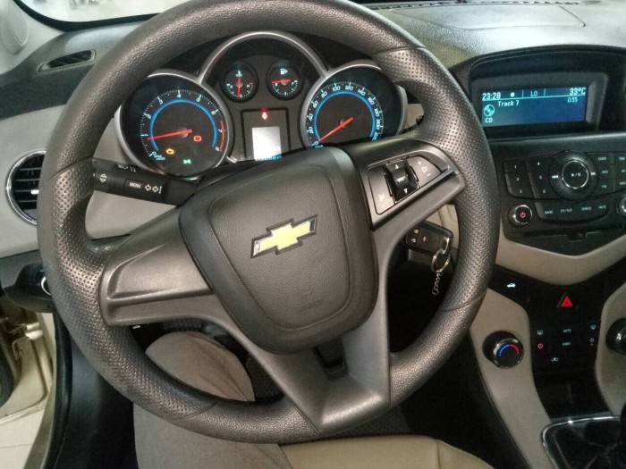 Bán nhanh Chevrolet Cruze LT 2016, ghi vàng, số sàn