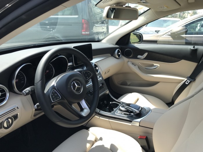 Mercedes C200 chính hãng, xe demo công ty