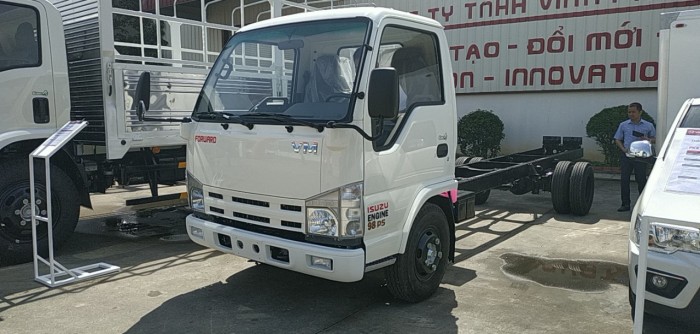 Isuzu VM tải trọng 1,9 tấn thùng dài 6,2m hoàn toàn mới.