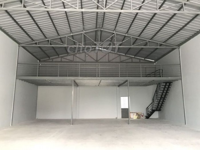 Cho thuê kho 105m2 Phố Trạm, Long Biên có văn phòng 40m2 xe tải lớn váo được.