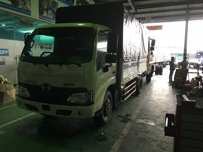 Hino XZU650 Euro 4 thùng mui bạt