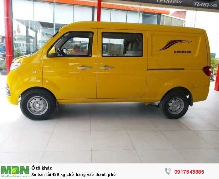 Xe bán tải 499 kg chở hàng vào thành phố
