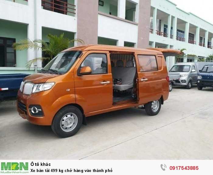 Xe bán tải 499 kg chở hàng vào thành phố