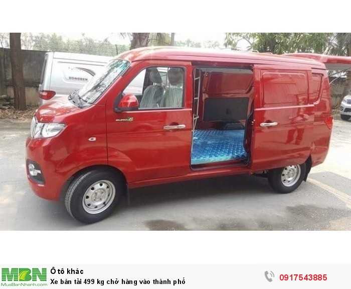 Xe bán tải 499 kg chở hàng vào thành phố