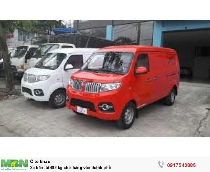 Xe bán tải 499 kg chở hàng vào thành phố