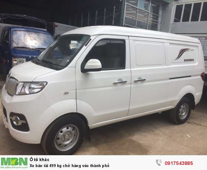 Xe bán tải 499 kg chở hàng vào thành phố