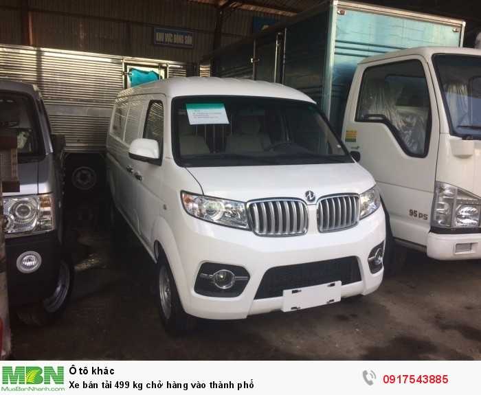 Xe bán tải 499 kg chở hàng vào thành phố