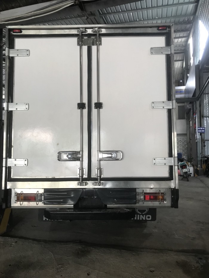 Xe tải HINO XZU 720 3.5 tấn thùng đông lạnh, giá cực tốt