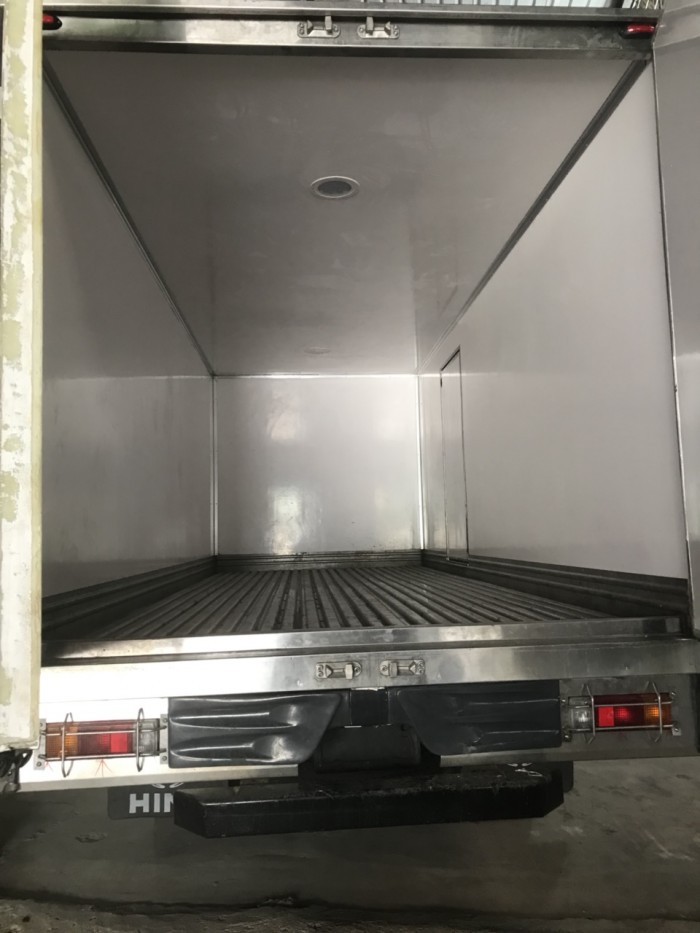 Xe tải HINO XZU 720 3.5 tấn thùng đông lạnh, giá cực tốt