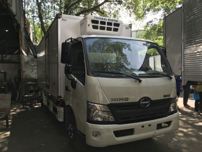 Xe tải HINO XZU 720 3.5 tấn thùng đông lạnh, giá cực tốt