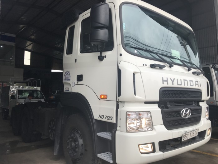 Xe HYUNDAI HD700 đầu kéo