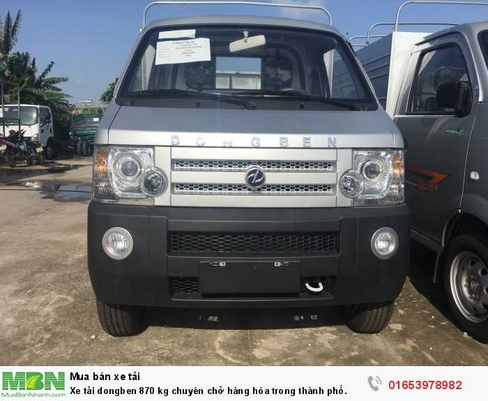 Xe tải Dongben 870 kg chuyên chở hàng hóa trong thành phố.