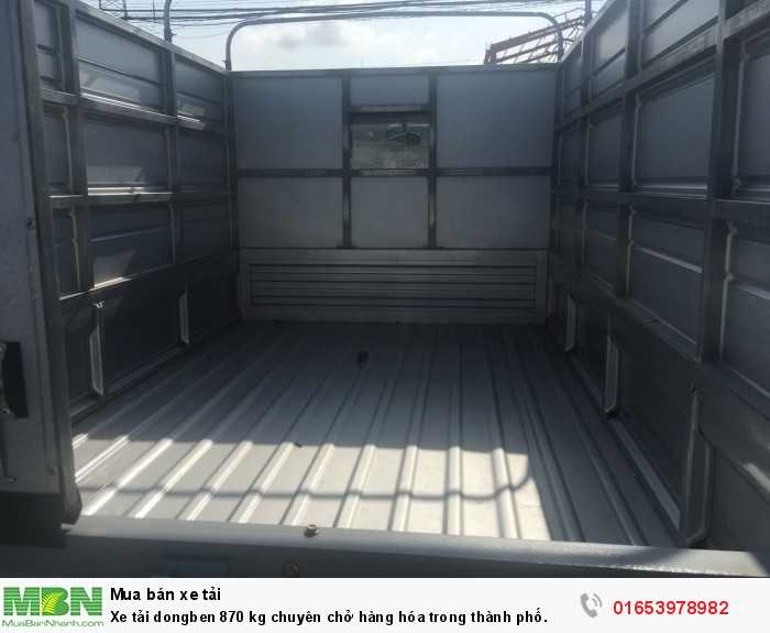 Xe tải Dongben 870 kg chuyên chở hàng hóa trong thành phố.