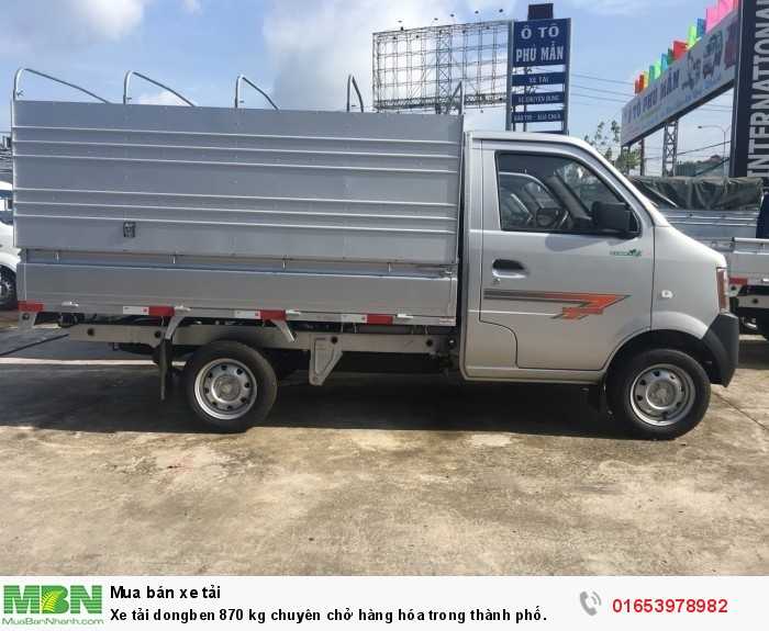 Xe tải Dongben 870 kg chuyên chở hàng hóa trong thành phố.
